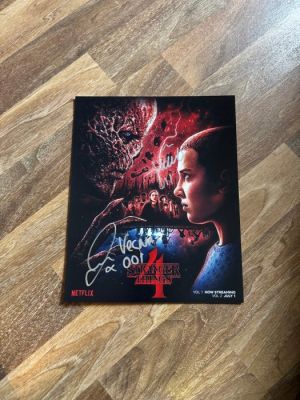 Stranger Things - Signed by Millie Bobby Brown (Eleven) & Jamie Campbell Bower (Vecna) | Catawiki