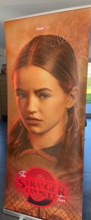 Stranger Things - Nell Fisher (Holly) - Signed, People Convention Paris March 28, 2026 - Roll up Banner | Catawiki