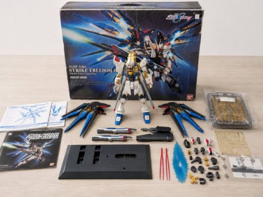 Bandai - Action figure Strike Freedom Gundam ZGMF-X20A Perfect Grade - 2010-2020 - Japan | Catawiki