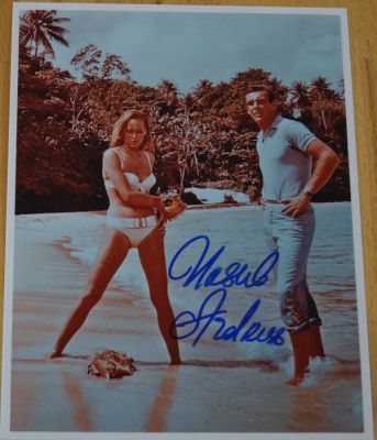 James Bond 007: Dr. No - Ursula Andress (Honey Rider) & Sean Connery – Signed Iconic Beach Scene Photo (20x25 cm) + b’bc COA | Catawiki