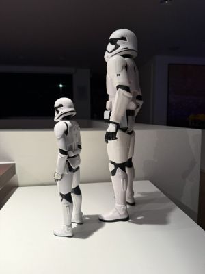 Hasbro - Figurine - Lot de 2 Stormtroopers du Premier Ordre – 50 cm et 30 cm (2) - Plastic | Catawiki