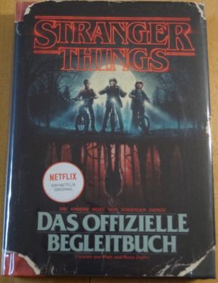 Stranger Things - David Harbour (Jim Hopper) – Official Companion Book signed German Comic Con Dortmund | Catawiki