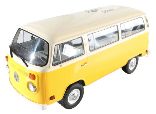 Abigail Breslin as Olive Hoover in Little Miss Sunshine Signed Greenlight Artisan 1:18 Scale Model 1978 Volkswagen Type 2 Bus with Character Name | SWAU