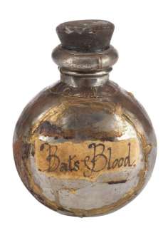 HOCUS POCUS (1993) - Lot #698 : The Sanderson Sisters‘ Bat‘s Blood Potion Bottle