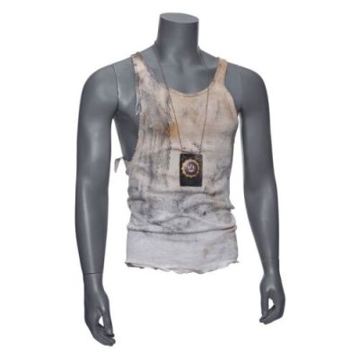 DIE HARD WITH A VENGEANCE (1995) - Lot #70 : John McClane‘s (Bruce Willis) Distressed Tank-Top and Police Badge
