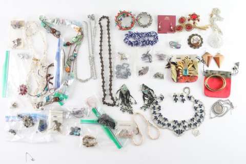 Large Lot of Costume Jewelry | misc / divers