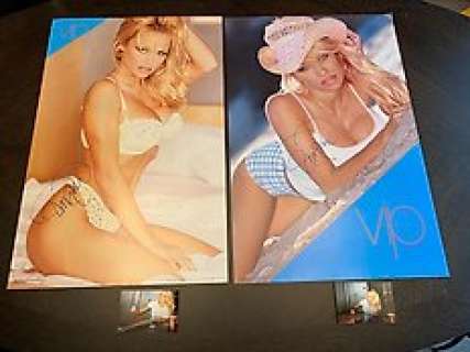 2X Signed Posters, with Photoproof | 2x signed Posters, with photoproof - Pamela Anderson - VIP TV Show | Catawiki