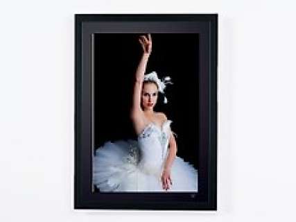 Natalie Portman ‘Black Swan’ (2011)- Academy Awards Oscar 2012 | Natalie Portman ‘Black Swan’ (2011)- Academy Awards Oscar 2012 - Fine Art Photography - Luxury Wooden Framed 70X50 cm - Limited Edition Nr 01 of 30 - Serial ID 17029 - Original Certificate (COA), Hologram Logo Editor and QR Code | Catawiki
