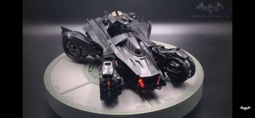 Wayne - Action figure Batman Arkham Knight Batmobile - 2010-2020 | Catawiki