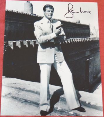 James Bond 007: The Spy Who Loved Me - Roger Moore (+) is James Bond 007 - autopgraph, photo, signed with Certified Genuine b´bc | Catawiki