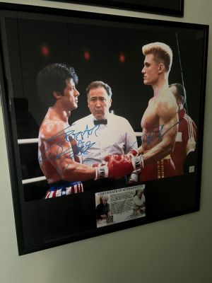 Rocky IV - Sylvester Stallone (Rocky Balboa) & Dolph Lundrgren (Ivan Drago) framed 55,5x56x5 cm - Double Signed - framed - COA | Catawiki