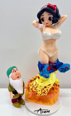 Alvin Silvrants - Sculpture, Naughty very curvy Snow White undressing with peeking dwarf. - 28 cm - Plastic - 2026 | Catawiki