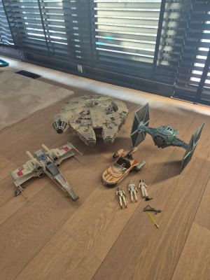 Star Wars - Lucasfilm - Vintage - Millenium Falcon - Landspeeder - xwing - Tie Fighter - 1995 - 3 figurin 1977 - kenner | Catawiki