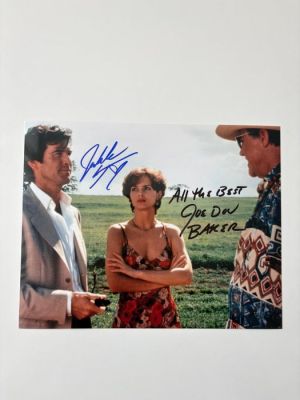 James Bond 007: GoldenEye, Double signed Isabella Scorupco as "Natalya Simonova" and Joe Don Baker as "CIA Jack Wade" | Catawiki