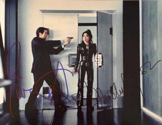 Tomorrow Never Dies - Double signed by Pierce Brosnan and Michelle Yeoh — with COA | Catawiki