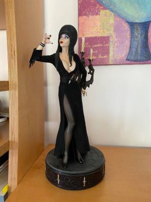 Sideshow Collectibles - Statue, Elvira - Mistress of the Dark - 55 cm - Resin, Fabric - 2009 | Catawiki