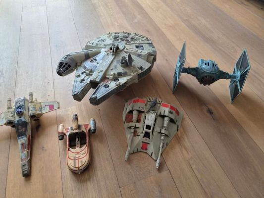 Star Wars - Lucasfilm - Vintage - Millenium Falcon - Landspeeder - xwing - Tie Fighter - snowspeeder -1995 - kenner | Catawiki