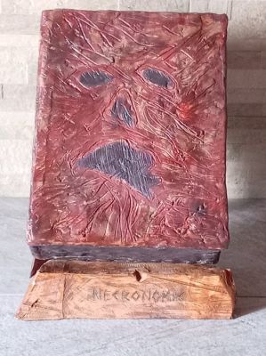 Sam Raimi Tribute: Necronomicon Ex-Mortis "Army of Darkness" - Prop Replica + Stand - Sam raimi | Catawiki