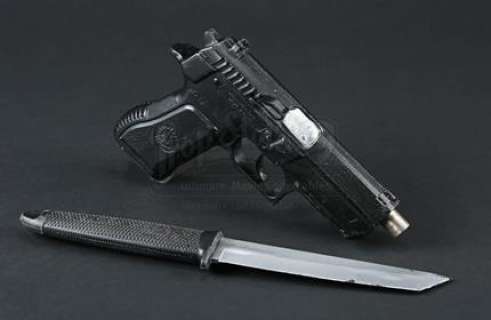 Ghost in the Shell | Major’s (Scarlett Johansson) Yakuza Club Pistol and Knife | Propstore