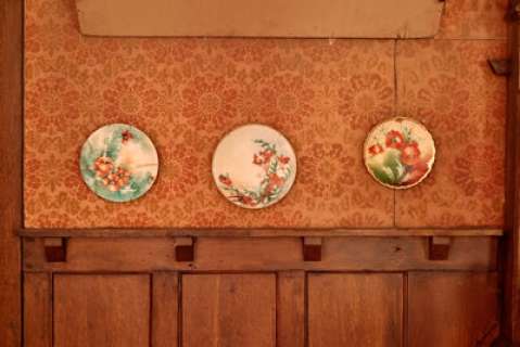 Group of (3) Set Dressing Plates and (2) Framed Bird Prints from All in the Family (CBS TV, ... | Heritage