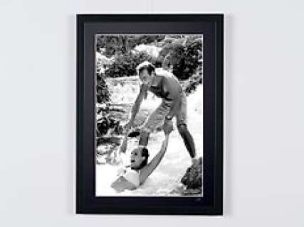 Connery And Ursula Andress Behind the Scenes At Dunn’s River, James Bond 007: Dr. No | James Bond 007: Dr. No, Connery and Ursula Andress behind the scenes at Dunn’s River - Fine Art Photography - Luxury Wooden Framed 70X50 cm - Limited Edition Nr 01 of 30 - Serial ID 20043 - - Original Certificate (COA), Hologram Logo Editor and QR… | Catawiki