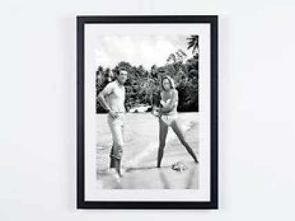 Sean Connery & Ursula Andress on the Beach 1962, James Bond 007: Dr. No | James Bond 007: Dr. No, Sean Connery & Ursula Andress on the beach 1962 - Fine Art Photography - Luxury Wooden Framed 70X50 cm - Limited Edition Nr 03 of 30 - Serial ID 16433 - Original Certificate (COA), Hologram Logo Editor and QR Code | Catawiki