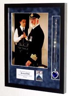 Titanic - Bernard Hill ✝ (Captain Smith) Framed with Heart of the Ocean Prop, signed + COA | Catawiki