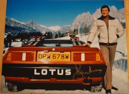 James Bond - Roger Moore (+) is James Bond 007 with Lotus - autopgraph, photo, signed with Certified Genuine b´bc holographic COA | Catawiki