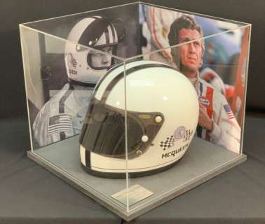 Le Mans (1971) - Steve McQueen - Perfect Replication of his Helmet in Deluxe Photo Display case on wooden base | Catawiki