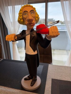 Statuette, Pierre Richard (Le grand Blond avec une chaussure noire) - 43 cm - Resin - 2022