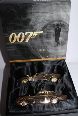 James Bond 007 - 40th Anniversary Twin Gold Plated Set - Goldfinger & Die Another Day - Sean Connery & Pierce Brosnan - Corgi Toys | Catawiki