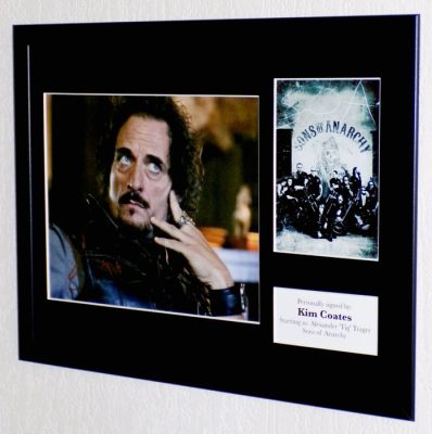 Sons of Anarchy - Kim Coates (Alexander ’Tig’ Trager) Premium Framed, signed + COA & Photo signing session | Catawiki