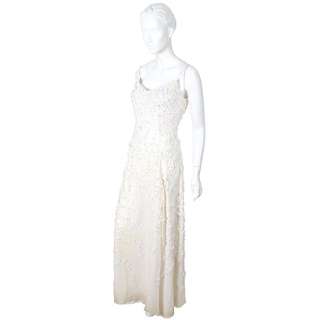 MODERN FAMILY - Gloria Delgado-Pritchett (Sofía Vergara) White Gown