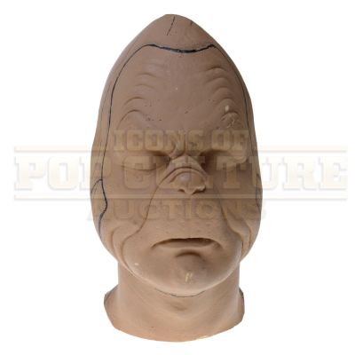 Lot 217 - How the Grinch Stole Christmas – The Grinch’s (Jim Carrey) Bust -H4-926 | Icons of Pop Culture