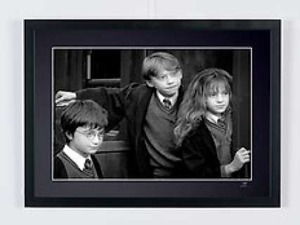 Harry Potter And the Sourcerer‘s Stone - Daniel Radcliffe, Rupert Grint, Emma Watson | Harry Potter and the Sourcerer‘s Stone - Daniel Radcliffe, Rupert Grint, Emma Watson - Fine Art Photography - Luxury Wooden Framed 70X50 cm - Limited Edition 01 of 30 - Serial ID 30666 - Original Certificate (COA), Hologram Logo Editor and QR Code | Catawiki