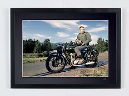 The Great Escape (1963) - Steve McQueen on set, on Triumph TR6 - The Great Escape (1963) - Steve McQueen on set, on Triumph TR6 - Fine Art Photography - Luxury Wooden Framed 70X50 cm - Limited Edition Nr 01 of 20 - Serial ID 19040 - - Original Certificate (COA), Hologram Logo Editor and QR Code