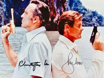James Bond 007: The Man with the Golden Gun - Double signed by Roger Moore (007) and Christopher Lee (Scaramanga) | Catawiki