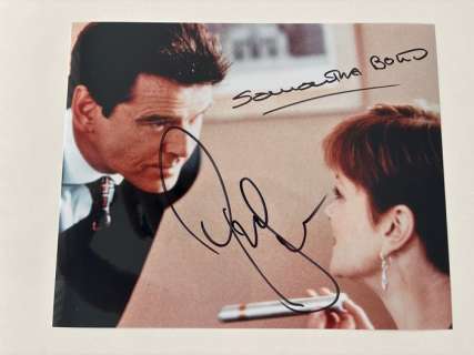 James Bond 007: The World is Not Enough, Double Signed Pierce Brosnan as "007 James Bond" and Samantha Bond as "Ms. Moneypenny" | Catawiki