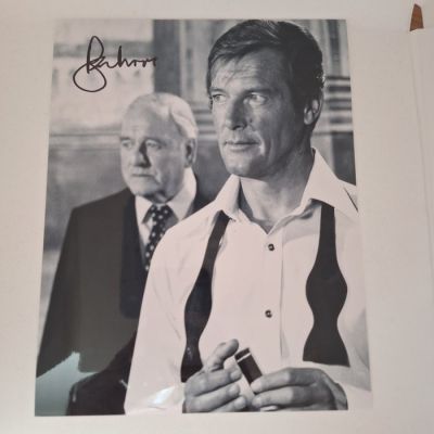 James Bond - Roger Moore as 007 (+2017) - signed with Certified Genuine bc holographie COA | Catawiki