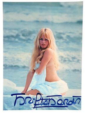 Brigitte dans un lit à la plage - Brigitte Bardot, Autographe - Probablement photo de Perrier | Catawiki