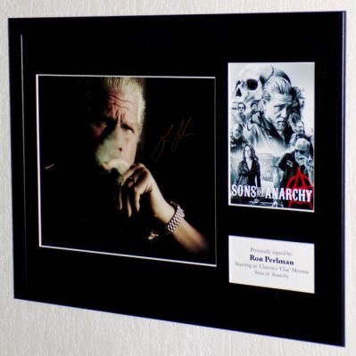 Sons of Anarchy - Ron Perlman (Clay Morrow) Premium Framed, signed, COA, GCC Sticker & photo signing session | Catawiki