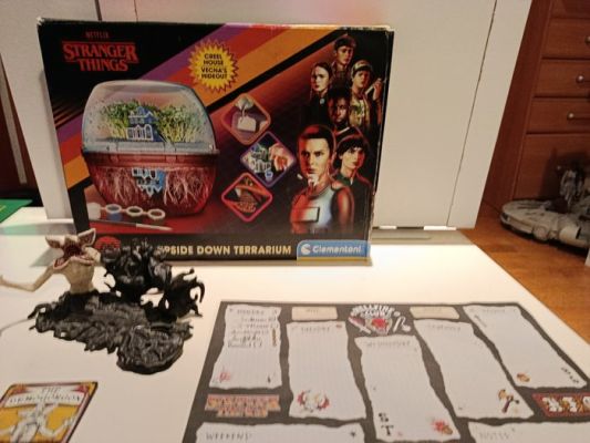 Stranger Things - Clementoni - - Movie prop The Upside Down Terrarium set with box, Demogorgon figure, themed cards and weekly planner mat | Catawiki