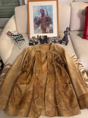 Karl-May-Festspielen Bad Segeberg - Horst Jansen Sammlung -Fringed suede jacket shown with multiple photos of an actor wearing the same - Old Shatterhand | Catawiki