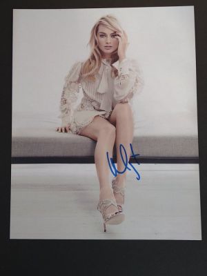 The Wolf of Wall Street - Signed by Margot Robbie, with COA - Photo, Autograph | Catawiki