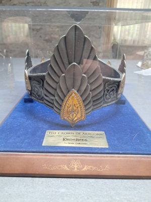 Lord of the Rings - The Crown of Aragorn, Includes acrylic display case and wooden base - The Noble Collection | Catawiki