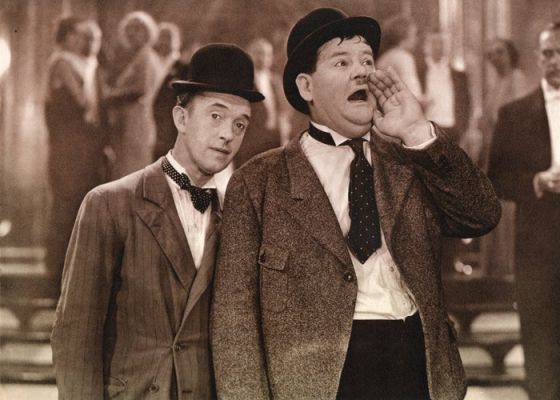 Studio - Twee bijzondere grote foto’s van Laurel en Hardy (Dik en Dun) + kopie van het originele | Catawiki