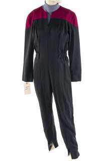 Lot 236 - KATE MULGREW "CAPTAIN KATHRYN JANEWAY" STARFLEET UNIFORM FROM STAR TREK: VOYAGER WITH DVD