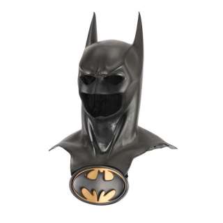 BATMAN FOREVER (1995) - Lot #41 : Batman‘s (Val Kilmer) Batsuit Cowl & Hero Chest Emblem