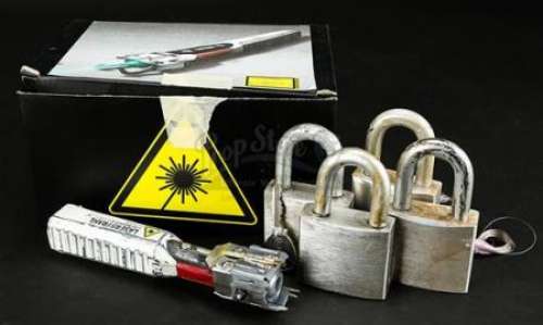 Mute - Lot 190 - Duck‘s (Justin Theroux) Laser Tool and Padlocks Set