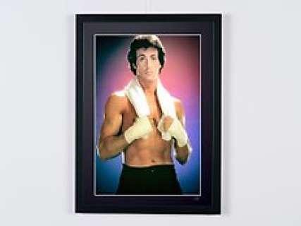 Rocky II - Promo Shot 1979 - Rocky Balboa (Sylvester Stallone) | Rocky II - Promo Shot 1979 - Rocky Balboa (Sylvester Stallone) - Wooden Framed 70X50 cm - Limited Edition Nr 01 of 30 - Serial ID 30729 - Original Certificate (COA), Hologram Logo Editor and QR Code | Catawiki